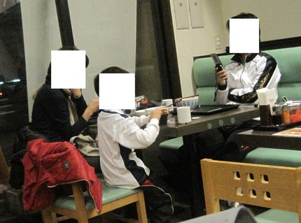 ＜親子の食事風景＞