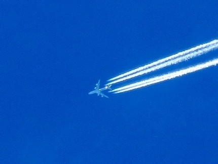 真っ青な空に【飛行機雲】...