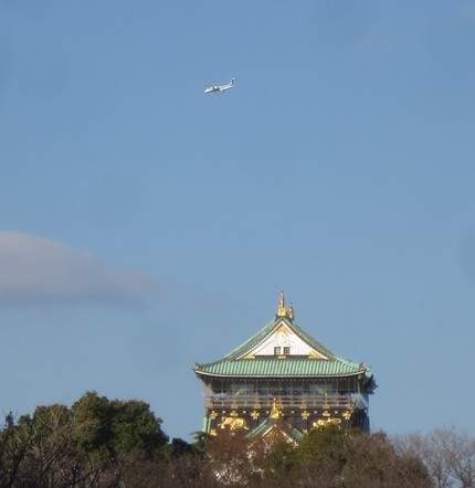 大阪城天守閣と大阪国際空港への...