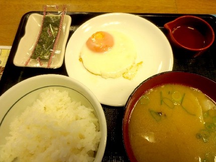 目玉焼きとん汁朝定食＠【なか卯...