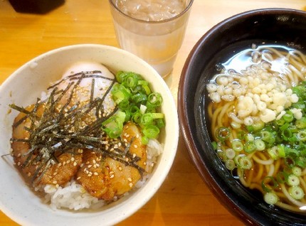 かけうどんと焼豚丼＠うどん・た...
