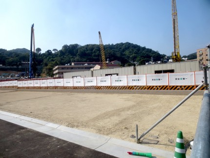 ＜　跡地東側：７階建てマンショ...