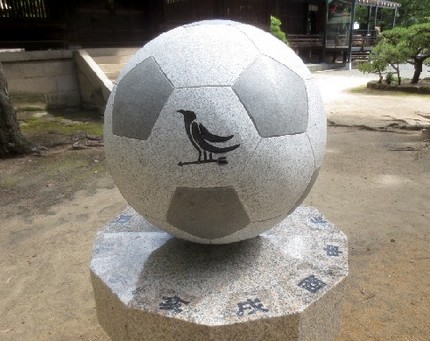 神戸ご当地（１７４） 【八咫烏のサッカーボール】＠御影：弓弦...
