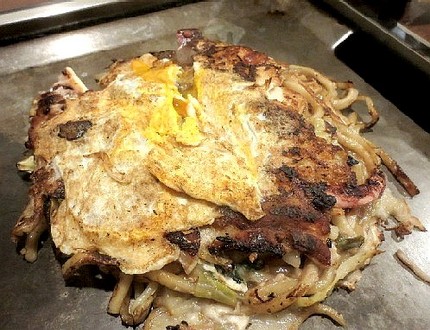 ミックスうどんモダン焼き＠鉄板...