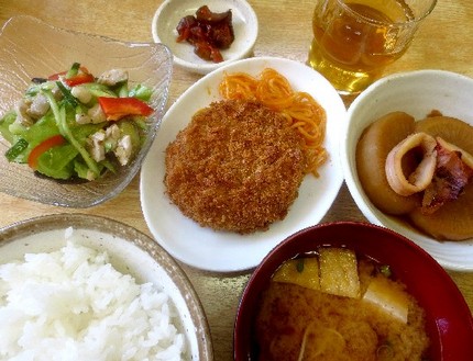 鶏肉入りサラダ・ミンチカツ・大...