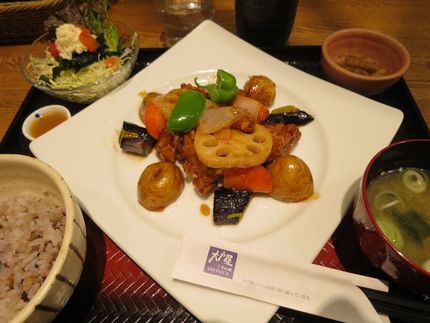 鶏と野菜の黒酢あん定食＠ごはん...