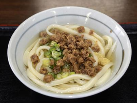 ＜　うどんにのせられる謎肉（画...