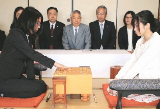 ＜里見香奈女流四冠＞　　　　　...