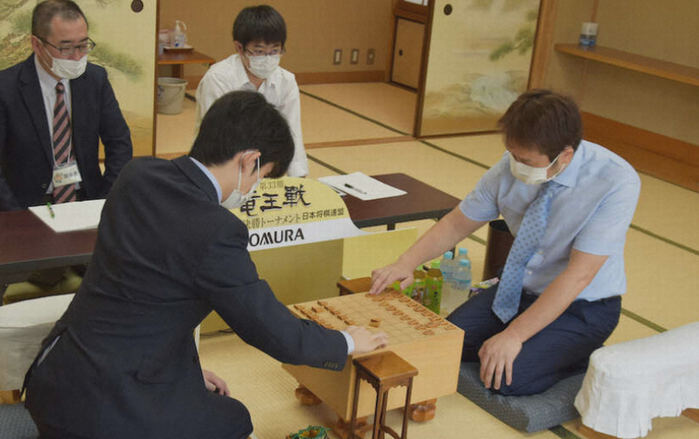 対局する＜藤井棋聖＞（左）と＜...