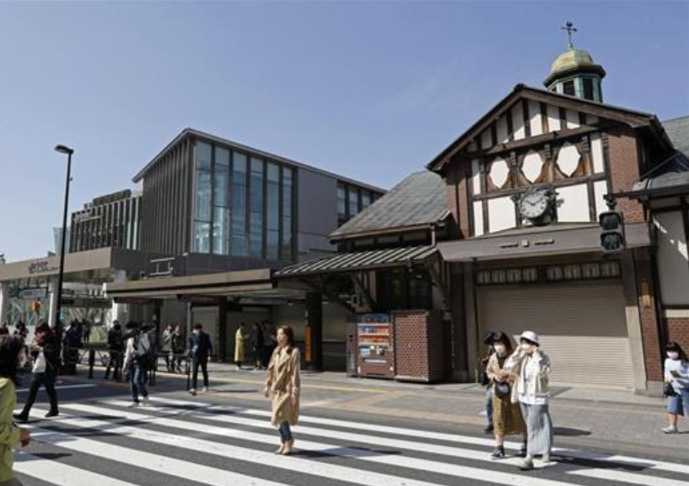 （左）新原宿駅駅舎　　　（右）...