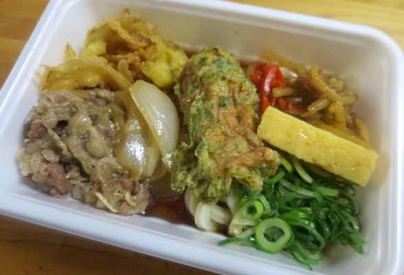 「２種の天ぷらと定番おかずの肉...