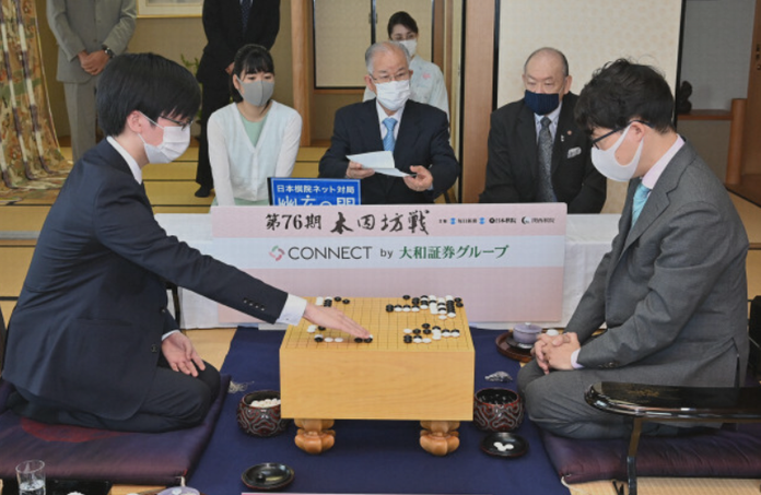 （左）＜芝野虎丸王座＞　　　　...