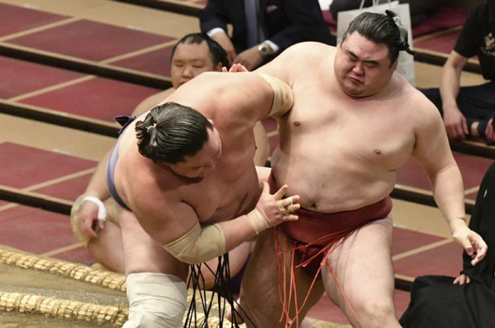 ＜隆の勝＞を寄り切る新横綱＜照...