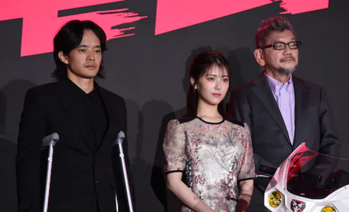 ＜池松壮亮＞　　　　＜浜辺美波...