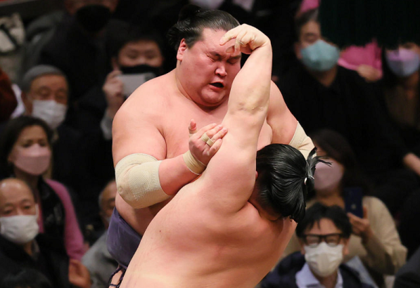 ○＜照ノ富士＞　「突き倒し」　...