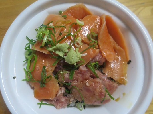 サーモン・まぐろたたき丼＠【す...