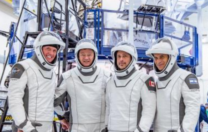 ４人の旅行客（画像：スペースＸ...