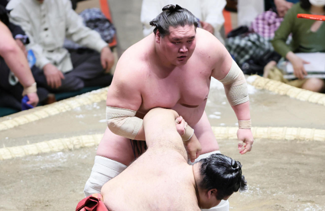 ○＜照ノ富士＞　「小手投げ」　...