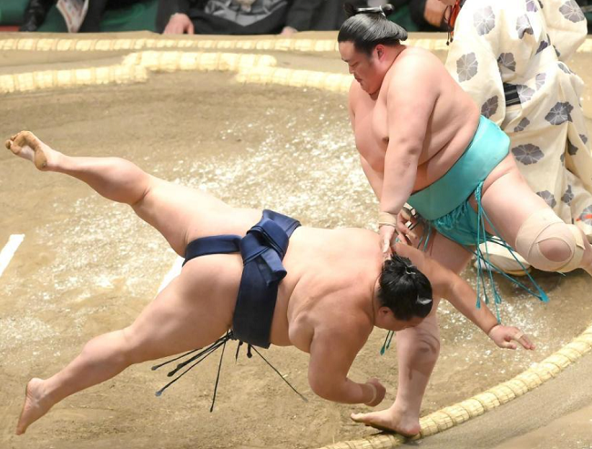 ●＜御嶽海＞　「突き落とし」　...