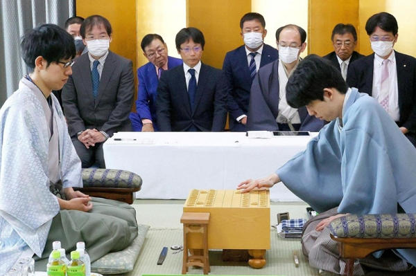 ＜藤井聡太王位＞（２５５）３連...