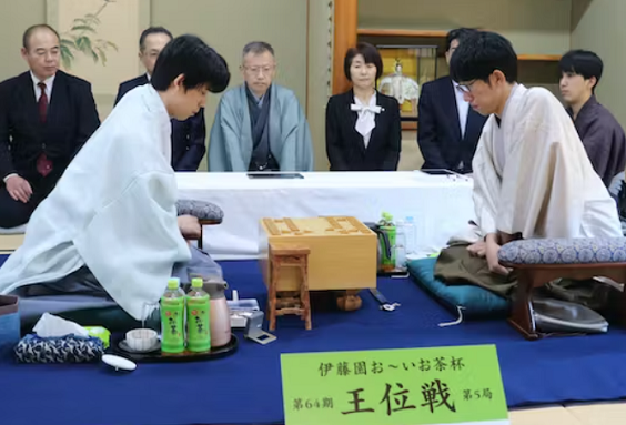 ＜藤井聡太王位＞（２６０）４連...