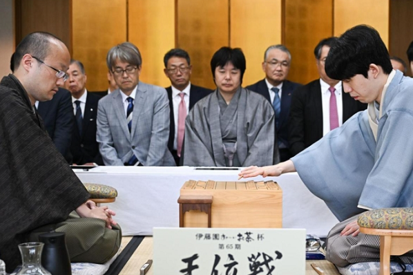 ＜藤井聡太王位＞（３０３）１勝...
