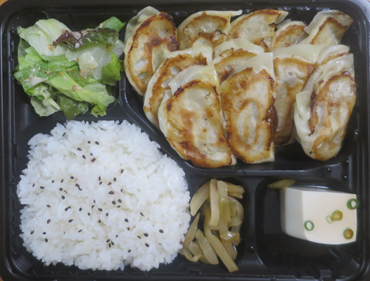 焼き餃子弁当＠ファミリー餃子屋...