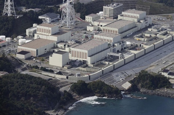 【東北電力女川原発２号機（手前...