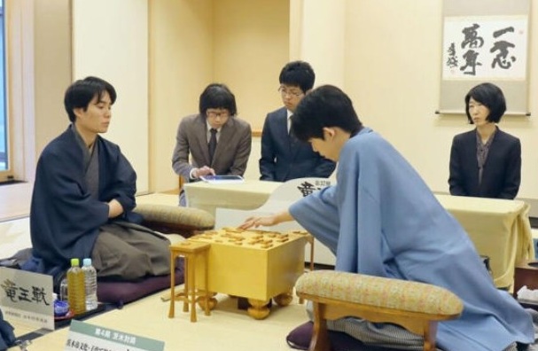 ＜藤井聡太竜王＞（３１０）黒星...