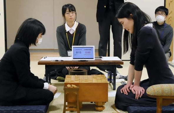 （左）中七海女流三段　　（右）...