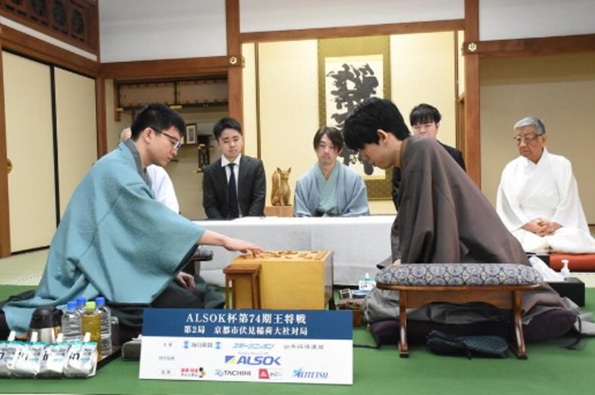 ＜藤井聡太王将＞（３２２）２勝...