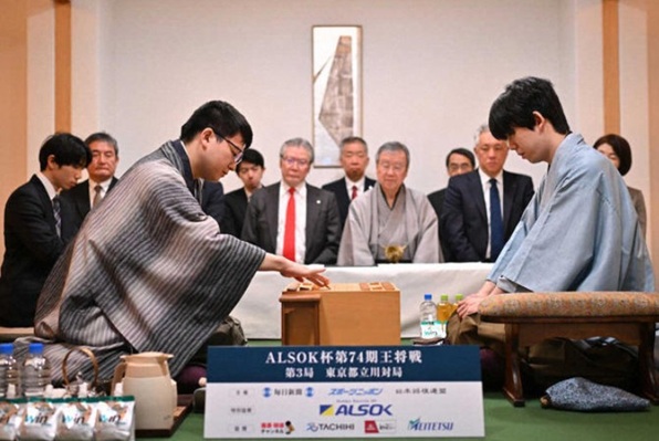 ＜藤井聡太王将＞（３２４）３勝...