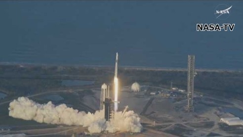 宇宙船クルードラゴンを打ち上げ...