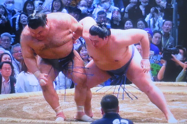 優勝決定戦　●＜高安＞「送り出...