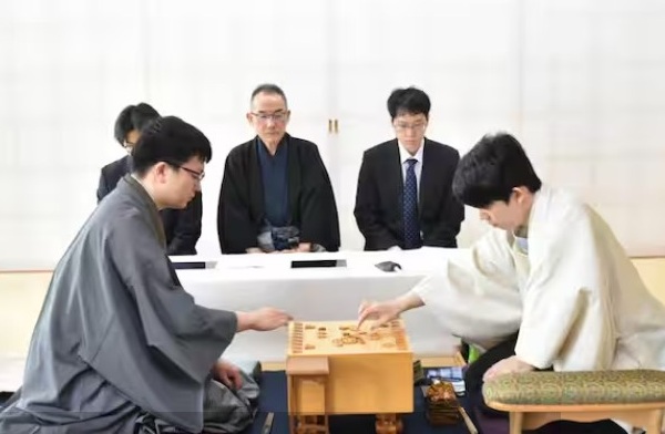 ＜藤井聡太王位＞（３５２）３勝...