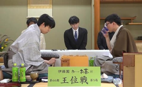 ＜藤井聡太王位＞（３５５）３勝...