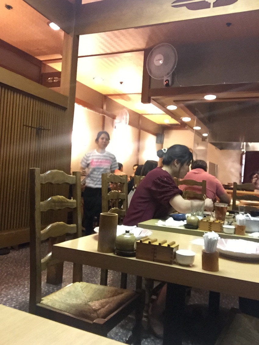 日本の居酒屋風の店内