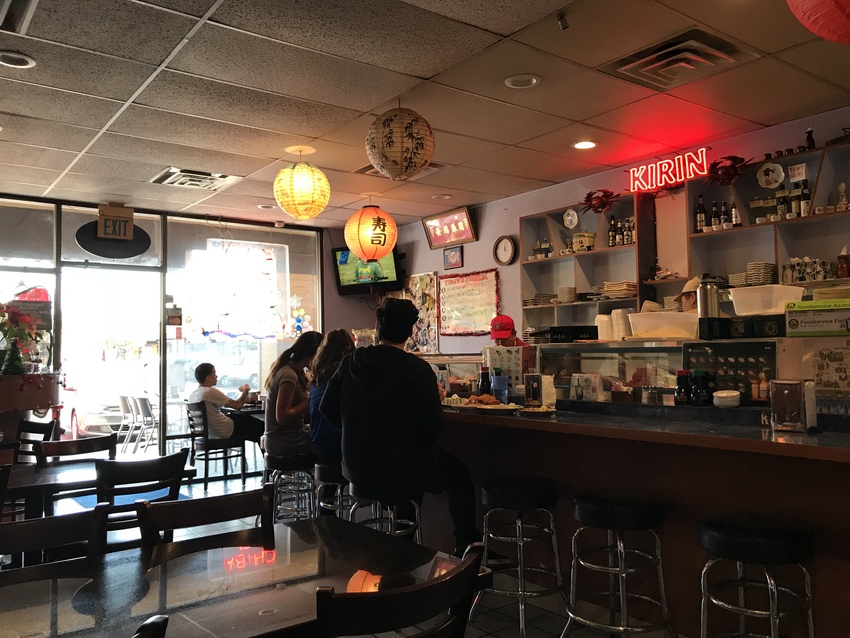とても小さな店内ですが、カウン...