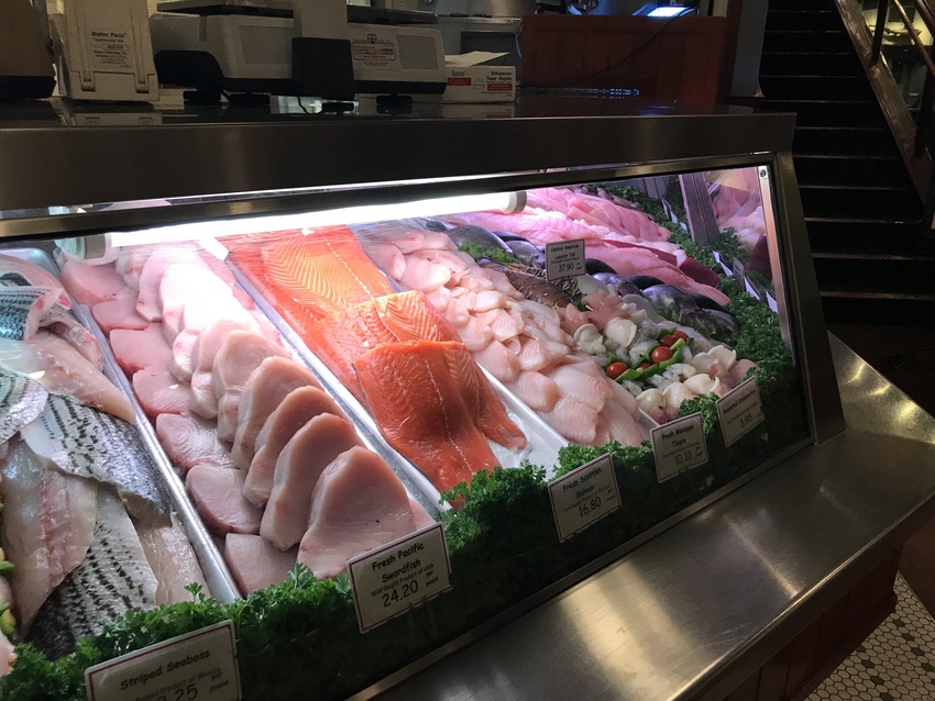 新鮮な魚介を購入する事もできま...