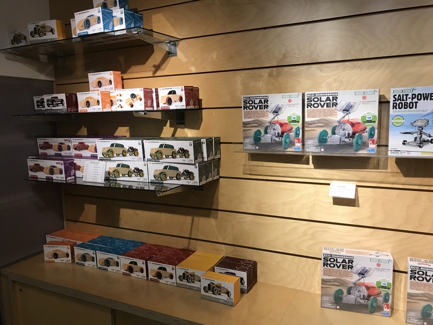お土産屋さんも車グッズばかり