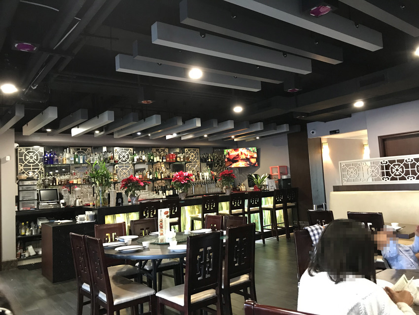 オシャレなバーも。夜には賑わっ...