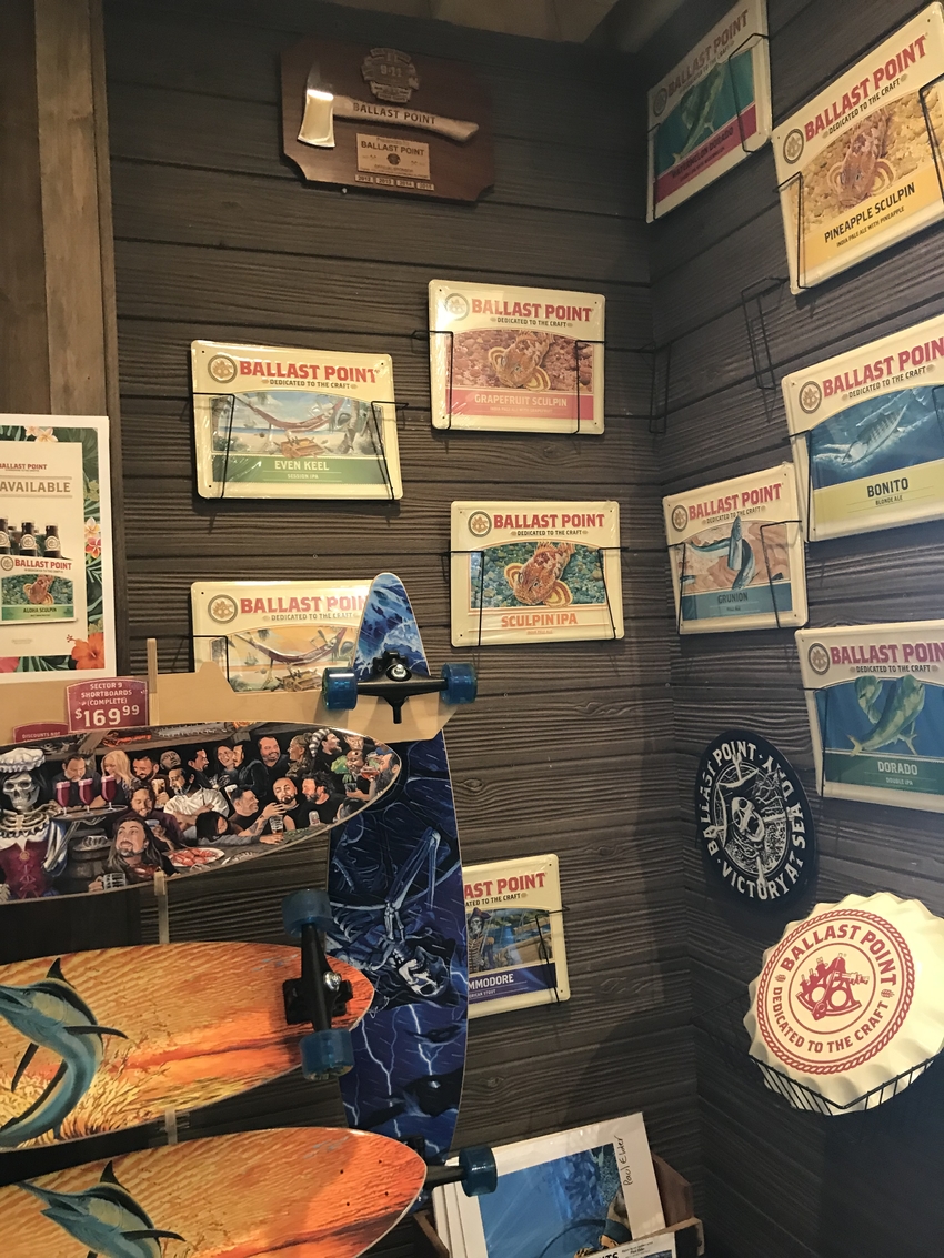 好きなビールの看板を家に飾れる...
