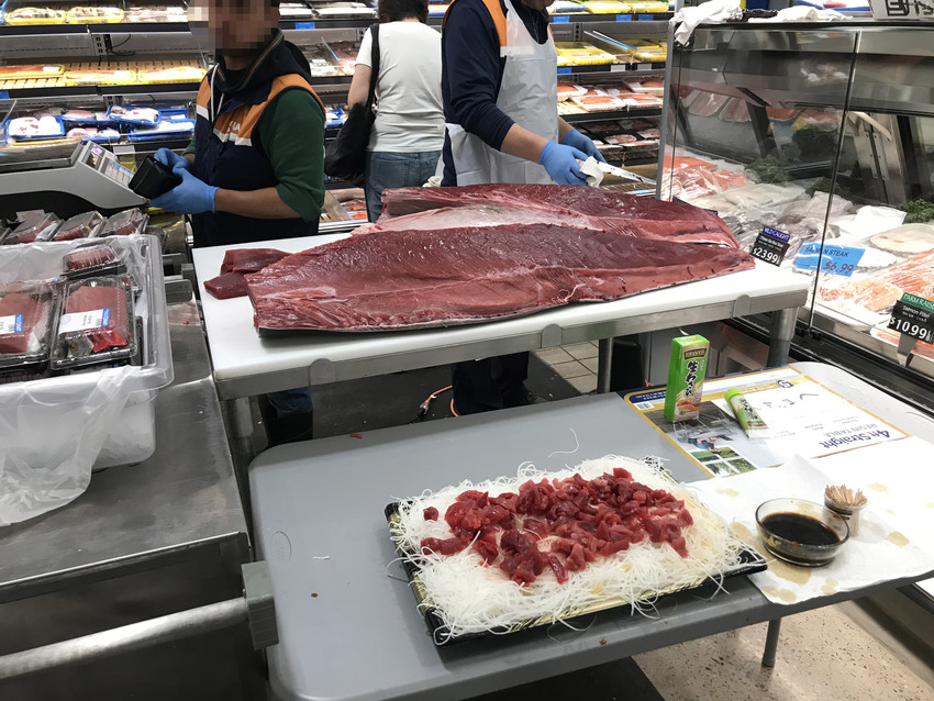 マグロの解体ショーをしてました...