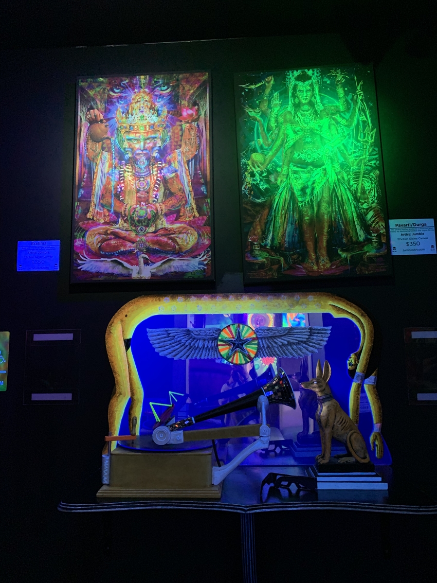 さまざまなアートワークも展示さ...