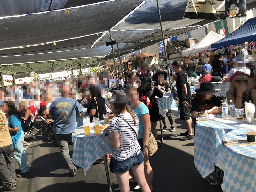 屋外イベントですが、上にタープ...
