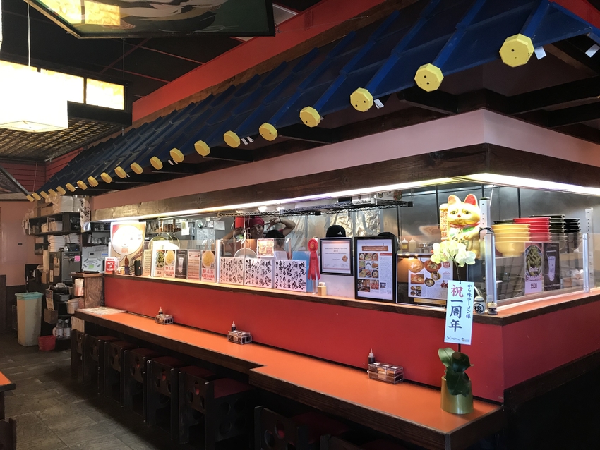 陽気な店員さんがポーズをとって...