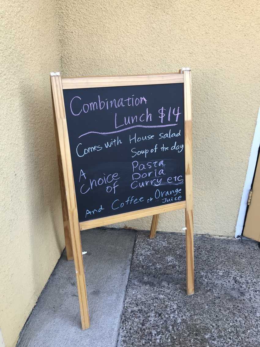 ランチコンボはサラダ、スープ、...