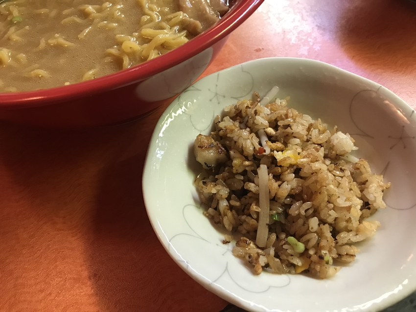 お店の人気の品だという炒飯も!...