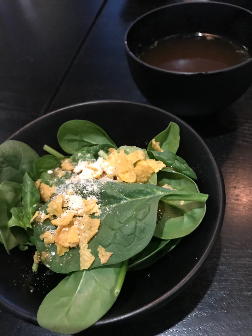 サラダはローストビーフ丼を頼ん...
