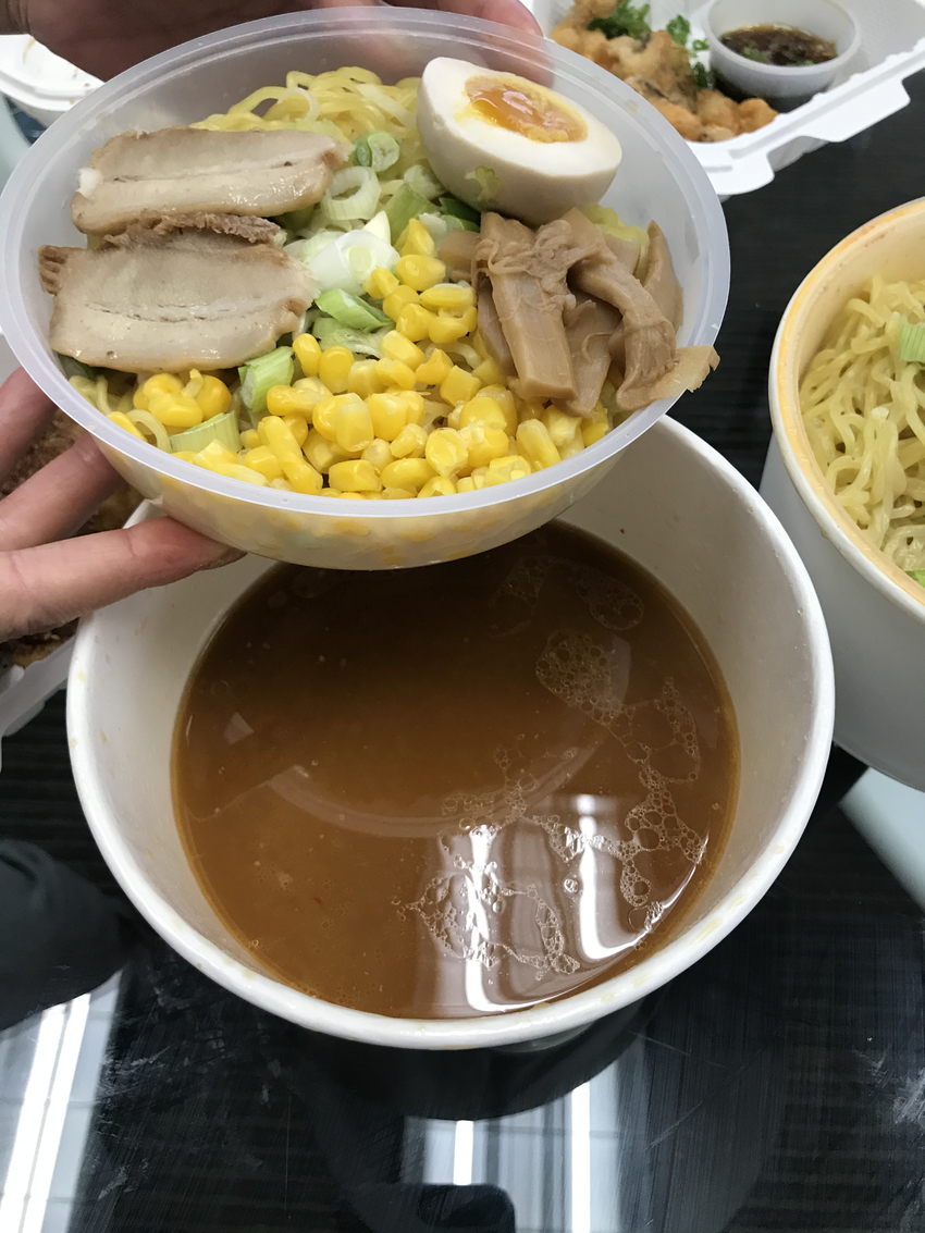 ラーメンは麺が別皿にセットされ...